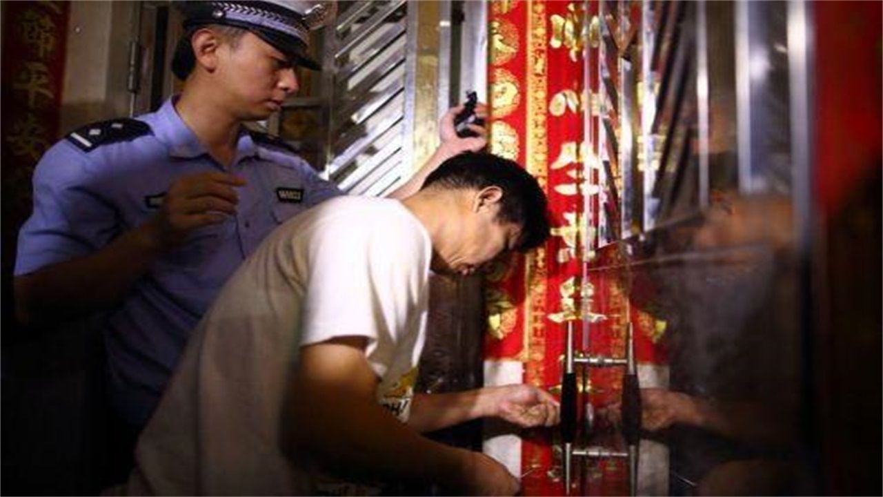 珠海请开锁师傅开了锁后，师傅